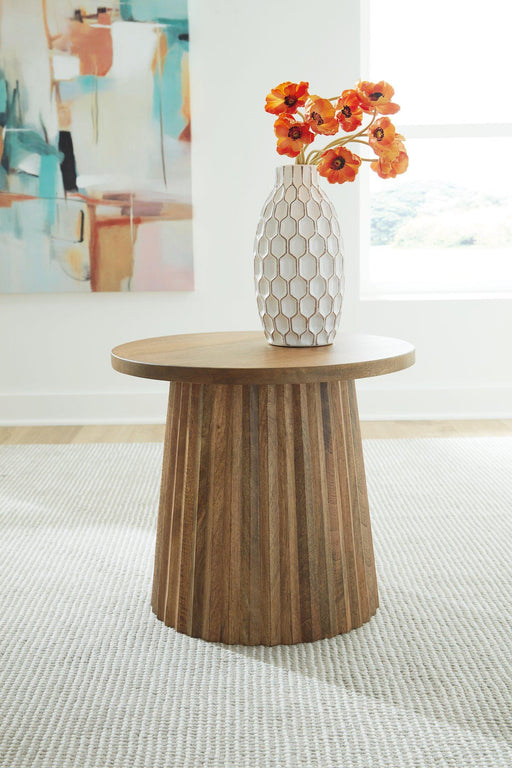 Ceilby Accent Table - Jax Mattress (Jacksonville, FL)